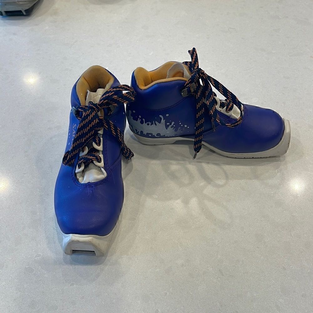 Salomon kids, cross country boots, size EU 30, profil bindings compatible.